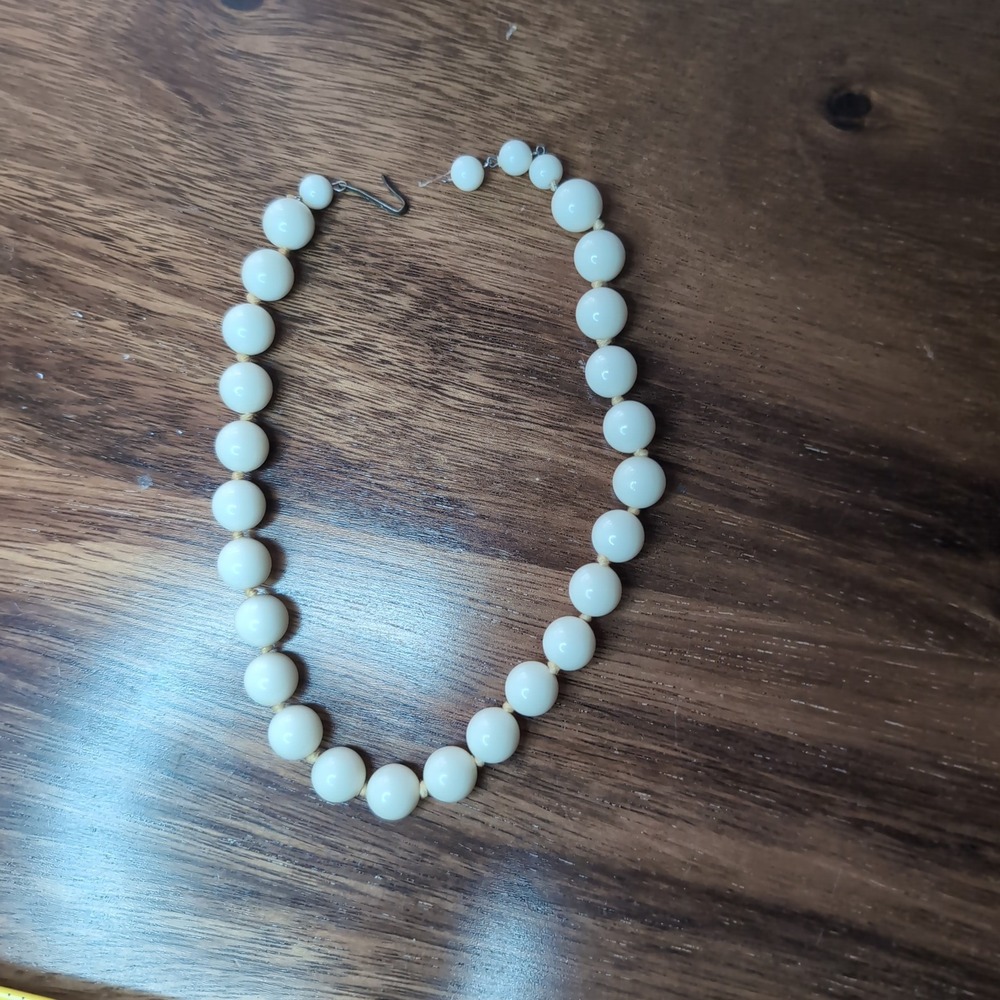 Vintage Germany Graduated Milk Glass Bead Necklace Cream Ivory Knotted 14.5"